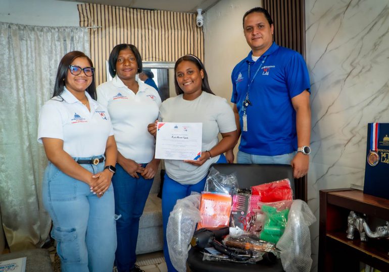 Gabinete de Política Social entrega Capital Semilla a joven egresada del programa Oportunidad 14-24