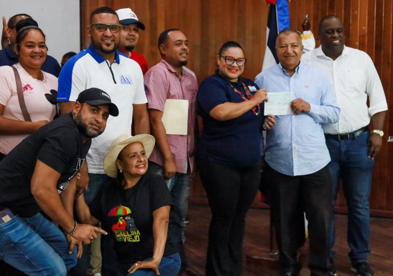 Alcaldía de San Cristóbal entrega RD$1, 125,000.00 a comparsas ganadoras Carnaval 2025