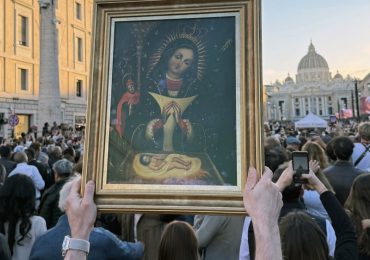 Manuel Grullón Hernández presencia histórica bendición papal en la Plaza San Pedro junto a La Peregrina Altagracia