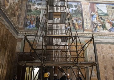 La Capilla Sixtina apresura sus preparación al cónclave instalando las estufas y sus mesas