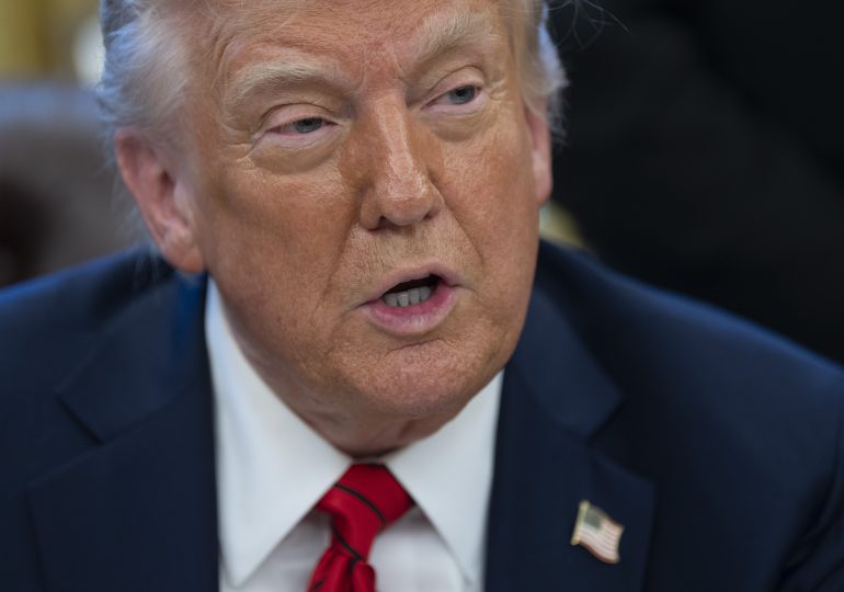 Trump ordena cortar la financiación federal para los medios públicos NPR y PBS