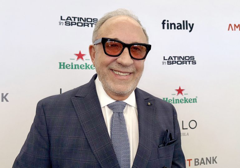 Reconocen a Emilio Estefan como 'Pionero' del deporte latino en EE.UU.