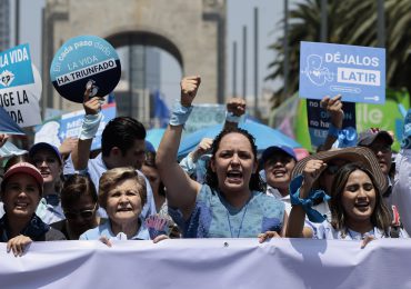 Miles de personas marchan "por la vida" y en contra del aborto en Ciudad de México