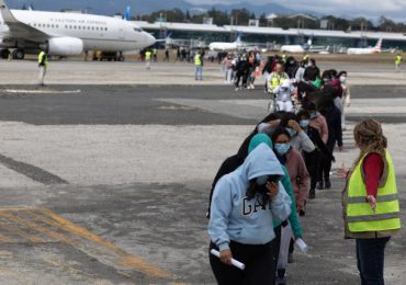EEUU anuncia incentivo de 1.000 dólares para migrantes que se autodeporten