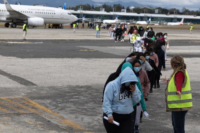EEUU anuncia incentivo de 1.000 dólares para migrantes que se autodeporten