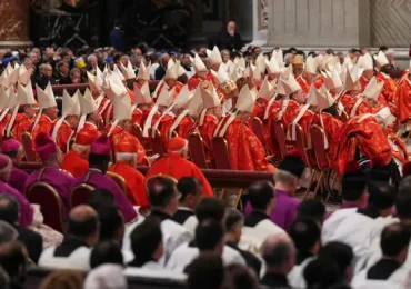 Los cardenales reciben llamado a la unidad antes del incierto cónclave