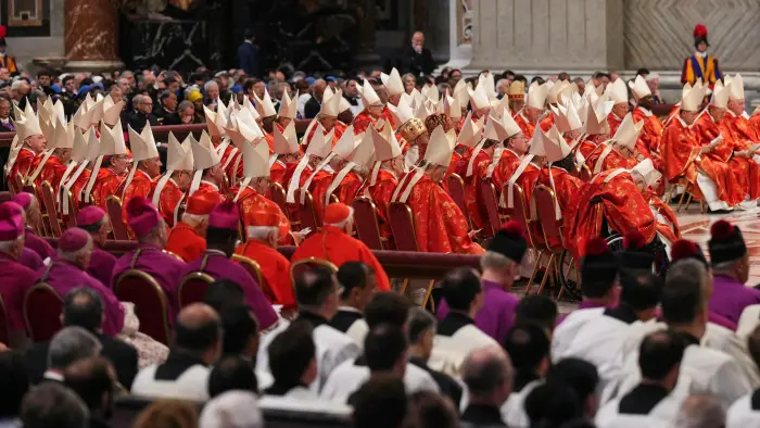 Los cardenales reciben llamado a la unidad antes del incierto cónclave