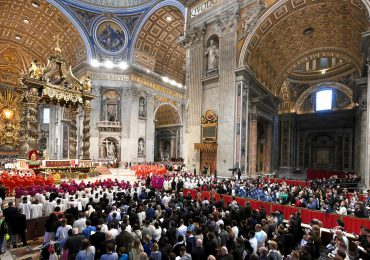 El cardenal decano pide "el papa que la humanidad necesita en este momento tan difícil"