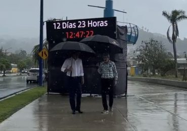 David Collado supervisa bajo la lluvia la etapa final del malecón de Samaná 