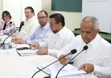 La JAD y Holland House Caribbean firman acuerdo para impulsar la innovación agropecuaria.