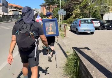 Peregrinos recorren en silencio 24 kilómetros hacia Roma con la Virgen de la Altagracia: “Nos acercamos a nuestro verdadero yo”