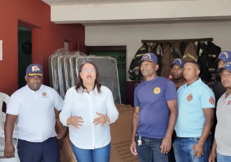 Video: Raquel Arbaje entrega donativos a cuartel de bomberos en Las Matas de Farfán