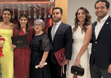 Omar Fernández y su novia, Alexia Rubio, reaparecen juntos en fotografía en la graduación de su sobrina en el Carol Morgan School