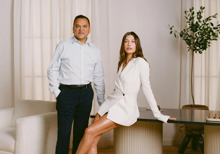 Hailey Bieber vende su marca de cuidado de la piel “rhode” a e.l.f. Beauty por un billón de dólares