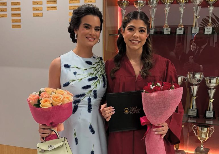 Nicole Fernández celebra con orgullo la graduación de su hija Sophia