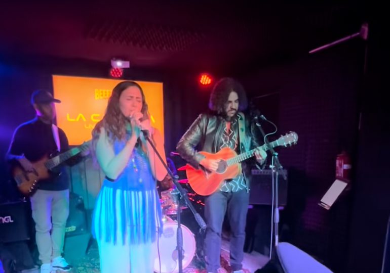 Karla Fatule canta “Qué Bonito” en Madrid durante show improvisado con su hermana Techy