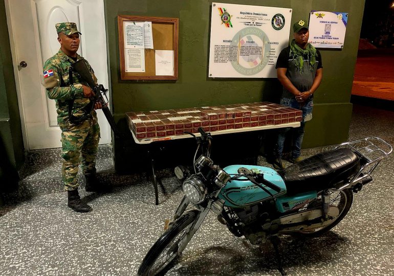 Decomisan 13 mil cigarrillos de contrabando que fueron abandonados junto a motocicleta en Jimaní