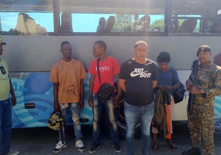 Video: Por segunda vez Ejército arresta hombre con inmigrantes indocumentados en autobús en Azua