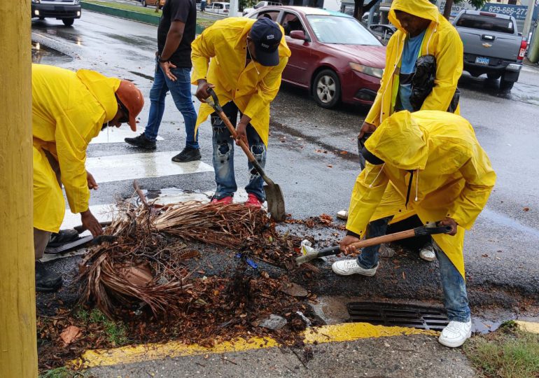 Alcaldía del DN continúa trabajos preventivos de limpieza para mitigar efectos de fuertes lluvias