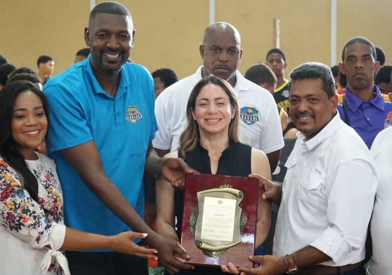 Gloria Reyes apuesta al desarrollo del baloncesto