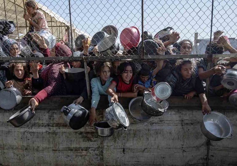 Video | Los asaltos a los camiones con ayuda en Gaza se extienden entre una población desesperada