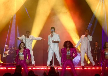Manny Cruz abarrota el Teatro La Fiesta con gran espectáculo “2080” 