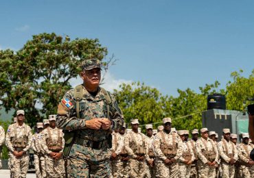 Ministro de Defensa recorre la frontera para supervisar construcción de la verja perimetral y despliegue militar