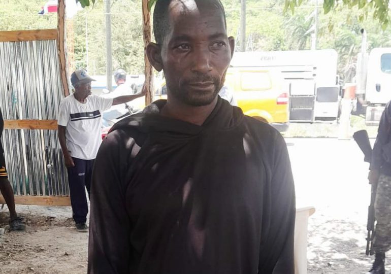 Arrestan a presunto guía de 16 indocumentados haitianos en Azua