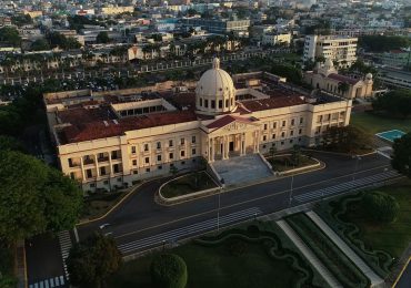 Presidente Abinader crea comisión para estudio del marco jurídico migratorio de la República Dominicana