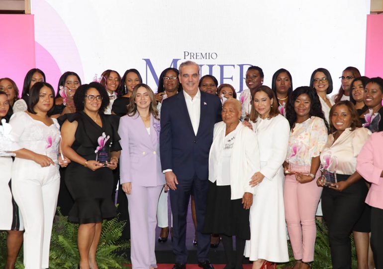 Presidente Abinader encabeza quinta edición del premio Mujer Supérate