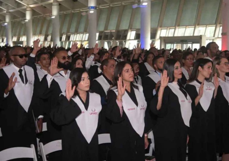 UFHEC celebra graduación con un llamado a construir una sociedad de éxito colectivo; inviste a 1,316