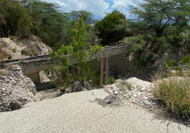 Villa Jaragua y Las Clavelinas esperan por solución a socavón de Cañada Honda