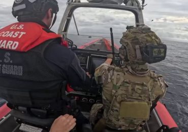 Guardia Costera de EE. UU. difunde imágenes de operativo en el que arresta a tres supuestos narcotraficantes