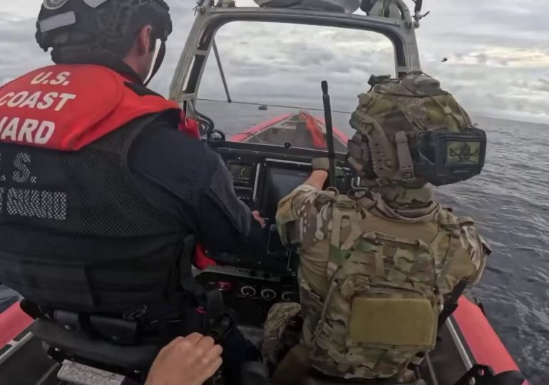 Guardia Costera de EE. UU. difunde imágenes de operativo en el que arresta a tres supuestos narcotraficantes