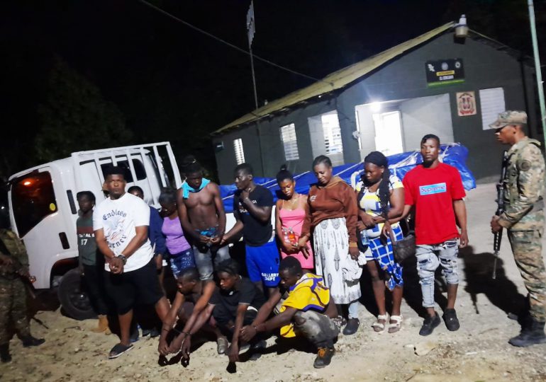 Apresan camionero escondía inmigrantes indocumentados en San Juan de la Maguana