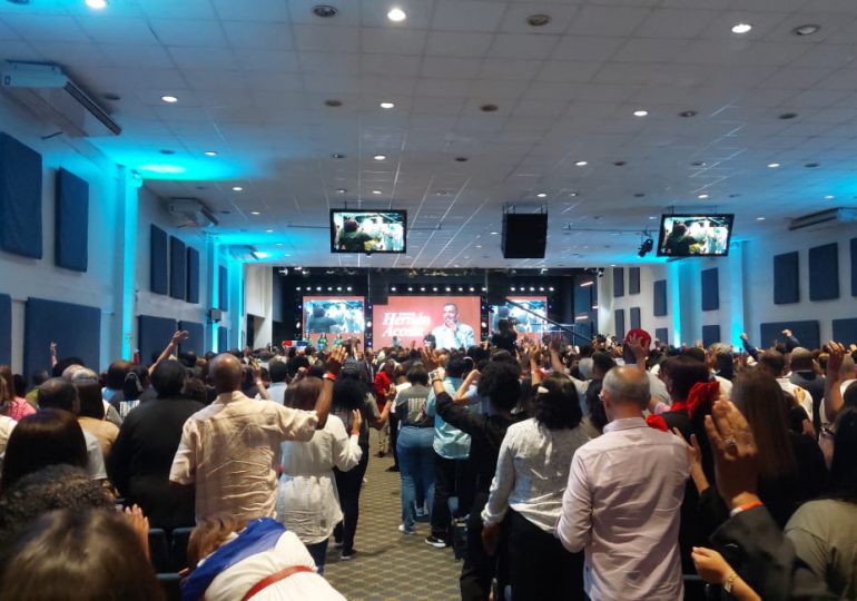 Pastor Miguel Bogaert llama al pueblo a confiar más en Dios y dejar de perseguir lo material