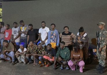 En Mao detienen automóvil con 19 haitianos en condición migratoria irregular