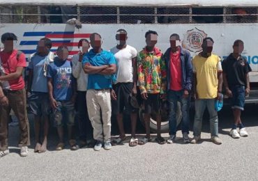 Migración detiene y repatría a 176 nacionales haitianos por Elías Piña