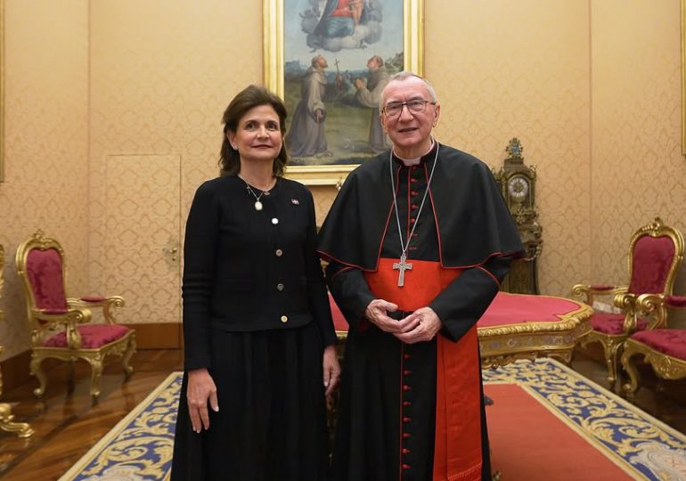 Raquel Peña visita Basílica en Roma y se reúne con cardenal Parolin previo al inicio del pontificado del Papa León XIV