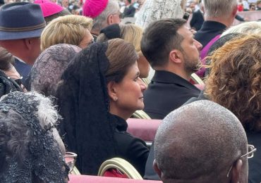 Raquel Peña participa en misa de inicio del pontificado del Papa León XIV en el Vaticano