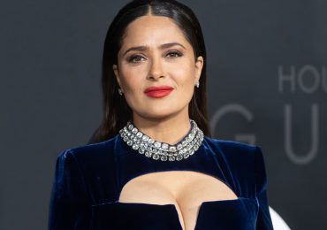 Salma Hayek conmueve en redes con tierno encuentro con un perro: “Un gusto conocerte, Neptuno”