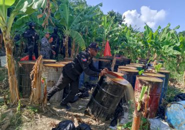 CECCOM desmantela fábrica clandestina de alcohol adulterado en Santiago