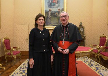 Raquel Peña se reúne con el cardenal Pietro Parolin en agenda oficial en el Vaticano