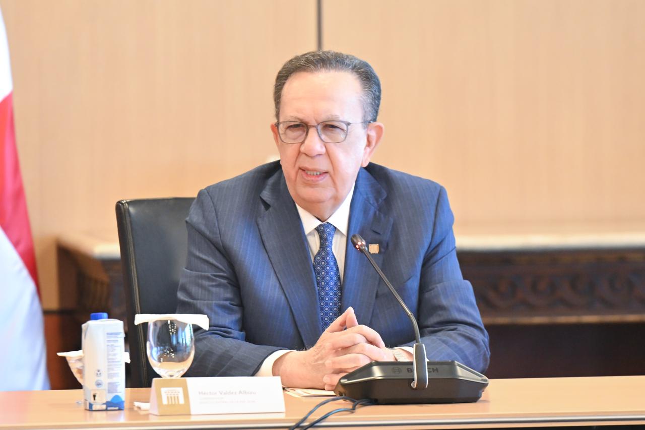 Valdez Albizu se reúne con Cámara del Mercado de Capitales y resalta su impacto en la economía