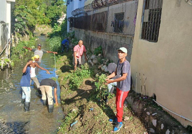 Alcaldía de San Cristóbal limpia cañada en Lavapiés con apoyo comunitario