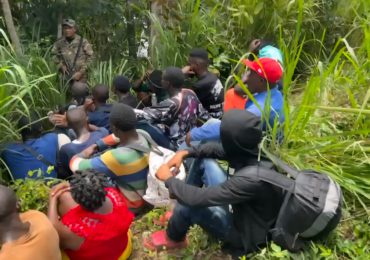 Un grupo de 18 haitianos indocumentados fue interceptado por el Ejército en callejón de Dajabón