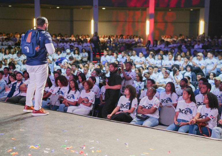 Miles de jóvenes dominicanos reciben pasaportes visados para programa Summer Work and Travel de ACE International