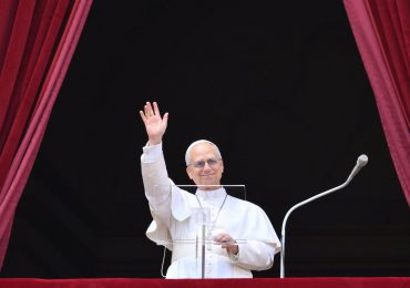 Papa León XIV pide alto al fuego en Gaza y Ucrania en su primera oración dominical como pontífice