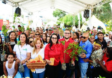 Hecmilio Galvan encabeza ejecución de numerosos programas del FEDA en Constanza