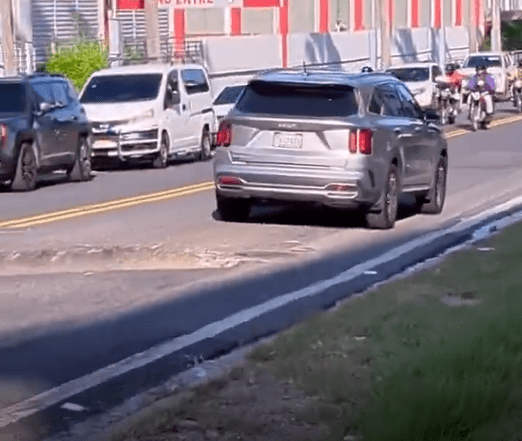 Denuncian peligroso socavón en la Gustavo Mejía Ricart próximo a Luperón